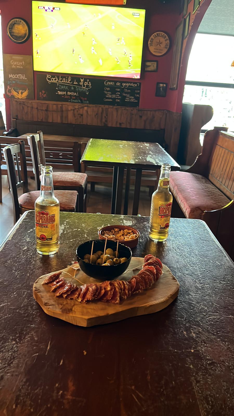 Apéritif avec bières et match à la télé.