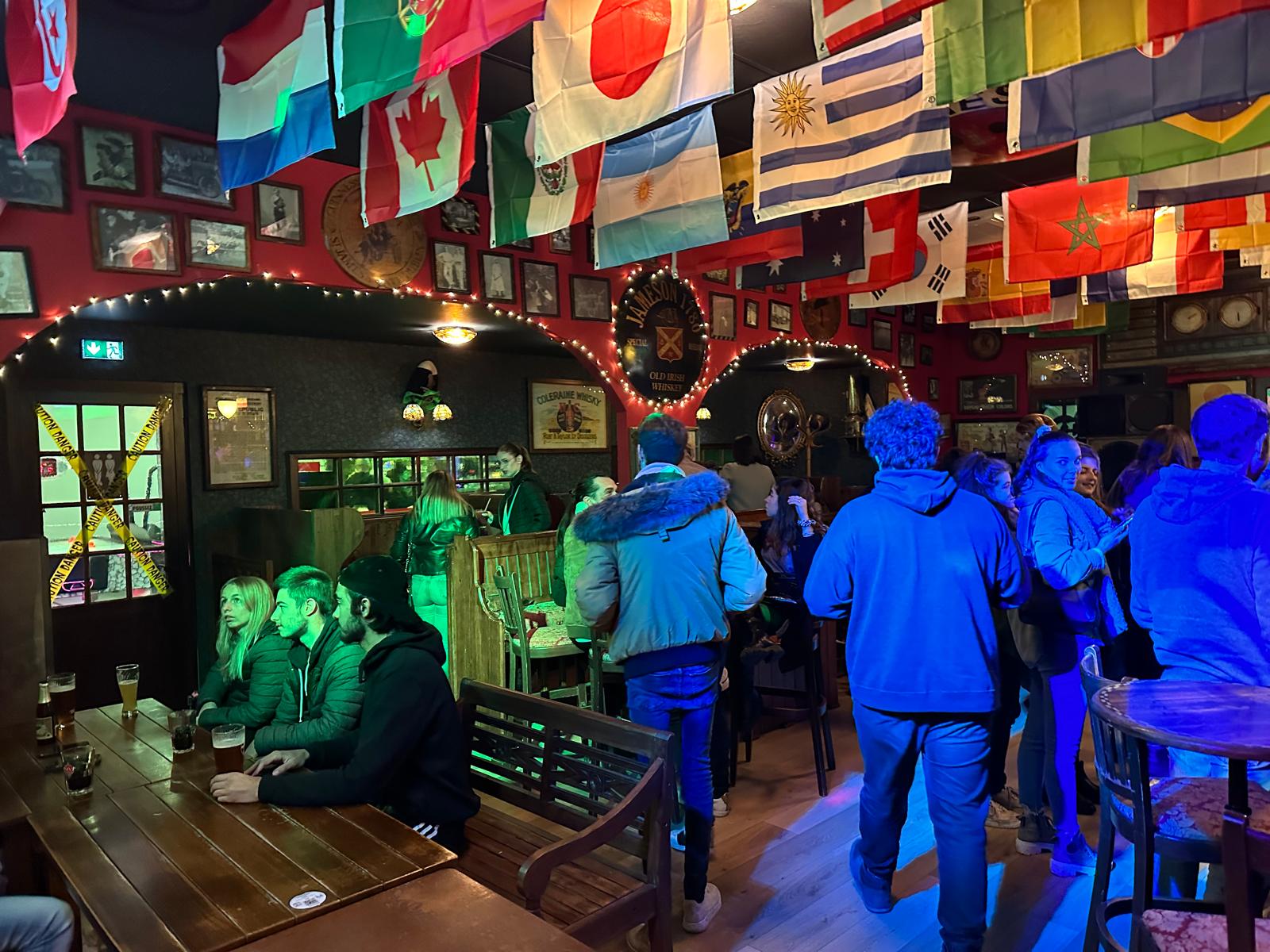 Bar animé avec drapeaux internationaux suspendus.